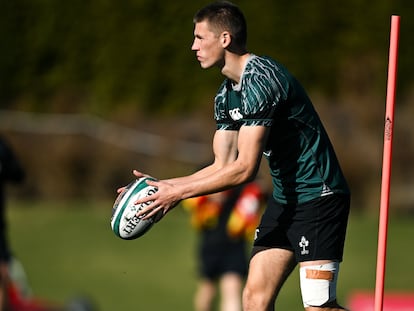Sam Prendergast durante un entrenamiento de la selección irlandesa de rugby.