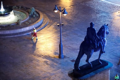 Operarios de limpieza trabajaban en la Puerta del Sol de Madrid, tras la entrada del nuevo año.