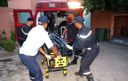 Los servicios de rescate de Marruecos trasladan los cuerpos de los fallecidos a la morgue del hospital Ibnou Iofail.