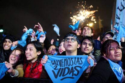 Manifestantes antiabortistas celebran el rechazo del Senado al proyecto de ley.