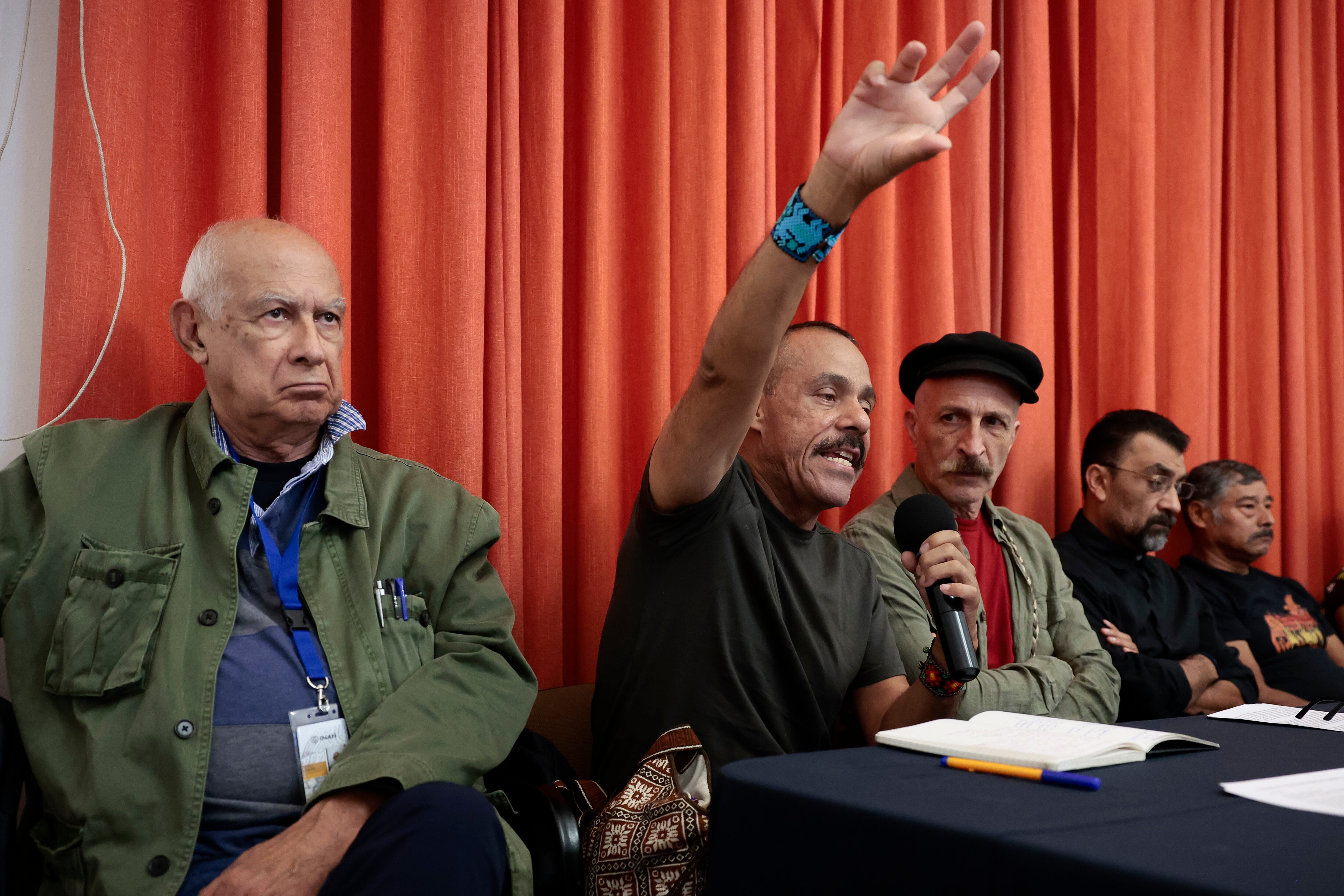 El actor Daniel Giménez Cacho (al centro) y otras personas hablan en nombre del movimiento zapatista, este miércoles en Ciudad de México.