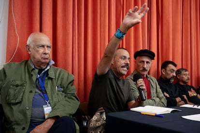 Actor Daniel Giménez Cacho (center) and others speak on behalf of the Zapatista movement, this Wednesday in Mexico City.