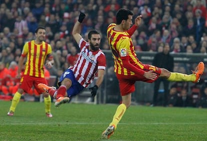 Arda remata de media tijera ante Busquets.