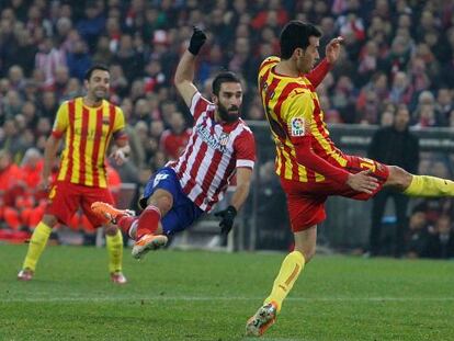 Arda remata de media tijera ante Busquets.