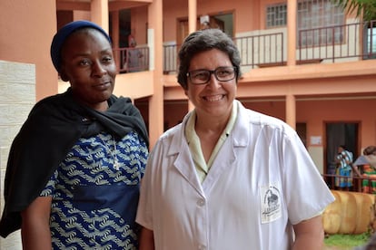 Las hermanas Judith Moche y Cristina Antolín, nueva y anterior directora del hospital San Martín de Porres de Yaundé.