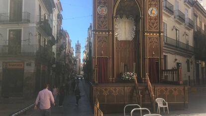 El altar del Tossal de Valencia, donde se representan hoy y mañana la vida y obra de San Vicente Ferrer. Al fondo, el campañario de los Santos Juanes, donde obró su milagro del Mocadoret