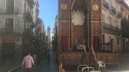 El altar del Tossal de Valencia, donde se representan hoy y mañana la vida y obra de San Vicente Ferrer. Al fondo, el campañario de los Santos Juanes, donde obró su milagro del Mocadoret