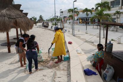Pobladores refuerzan estructuras instaladas en la playa ante la llegada del huracán Milton en Progreso, Estado de Quintana Roo, este 7 de octubre.