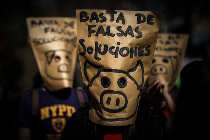 Una protesta en Buenos Aires frente a la embajada China por un acuerdo a favor de la ganadería intensiva.