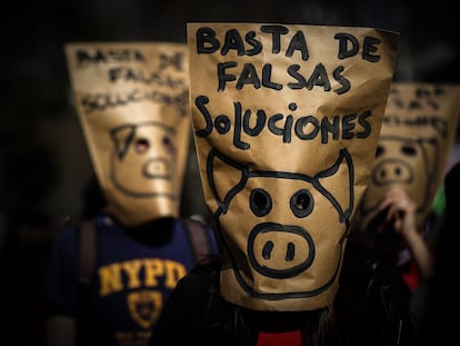 Una protesta en Buenos Aires frente a la embajada China por un acuerdo a favor de la ganadería intensiva.