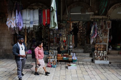 Turistas en el barrio cristiano de la Ciudad Vieja de Jerusalén, este domingo.