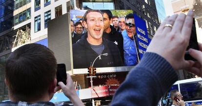 Mark Zuckerberg momentos despu&eacute;s del estreno en Bolsa de Facebook, en una pantalla instalada en Nueva York.