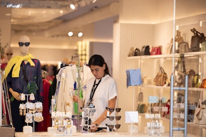 Una mujer en una tienda de Barcelona, en agosto.