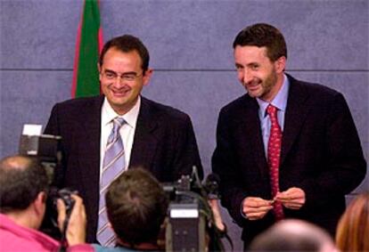 El consejero de Interior, Javier Balza, y el portavoz del Gobierno vasco, Josu Jon Imaz, ayer.