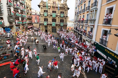 Vista del encierro a su paso por la plaza del Ayuntamiento de Pamplona.