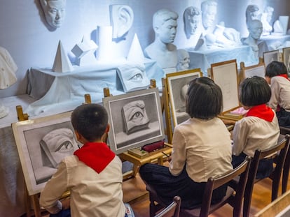 Aula de desenho na recém-reformada escola infantil de Mangyongdae, na capital da Coreia do Norte.