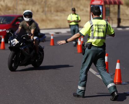 Un agente de la Guardia Civil le da el alto a un motorista