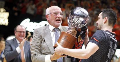 El accionista mayoritario del Valencia Basket, Juan Roig, y el capitán del equipo Rafa Martínez (d) celebran el título de campeones de la Liga ACB en 2017. 