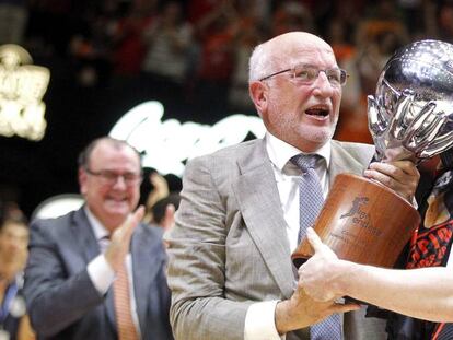 El accionista mayoritario del Valencia Basket, Juan Roig, y el capitán del equipo Rafa Martínez (d) celebran el título de campeones de la Liga ACB en 2017. 