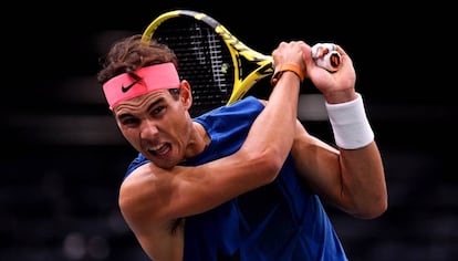 Nadal golpea la bola durante un entrenamiento en París-Bercy.