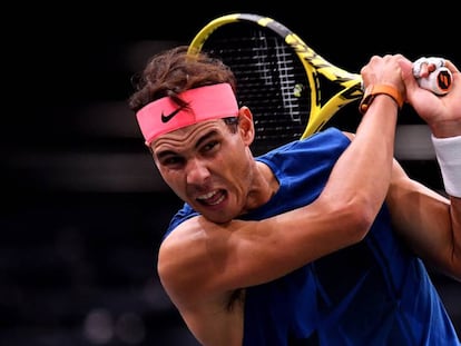 Nadal golpea la bola durante un entrenamiento en París-Bercy.