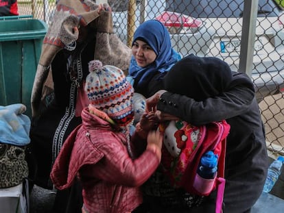 Dos refugiadas sirias con un niño, en Líbano.