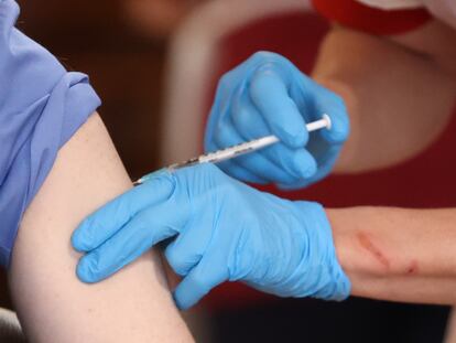 Una persona recibe, este miércoles, la vacuna de Pfizer/BioNTech en Belfast (Irlanda del Norte).