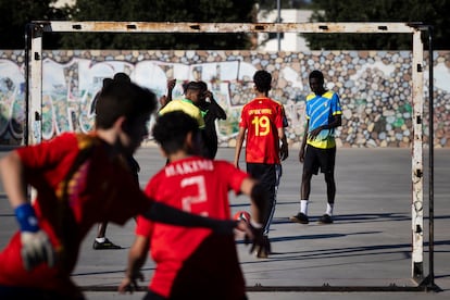 Un grupo de chavales juega al fútbol en Rocafonda, el barrio de Lamine Yamal.