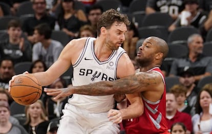 Pau Gasol y Tucker, en un Spurs-Rockets de pretemporada.