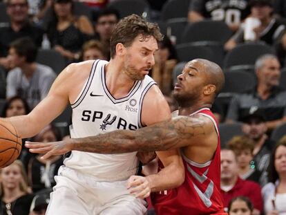 Pau Gasol y Tucker, en un Spurs-Rockets de pretemporada.