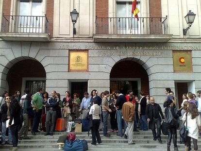 Un grupo de asistentes técnicos desalojados de la AECID en abril se concentran frente a la sede en Madrid.