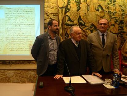El presidente de la Real Academia Galega, Xesús Alonso Montero (en el centro de la imagen), acompañado por el secretario de la RAG y profesor de la Universidad de Santiago de Compostela (USC), Henrique Monteagudo (a la izquierda)
