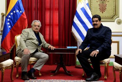 El presidente venezolano, Nicolás Maduro posa junto a su homólogo uruguayo durante una visita oficial al Palacio Presidencial de Miraflores en Caracas (Venezuela), el 3 de diciembre de 2014.