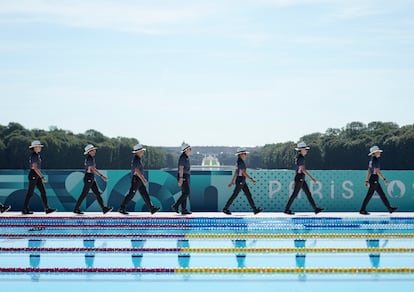 Varios árbitros se preparan para la prueba de 200m natacióin femenino en la disciplina de pentatlón moderno.