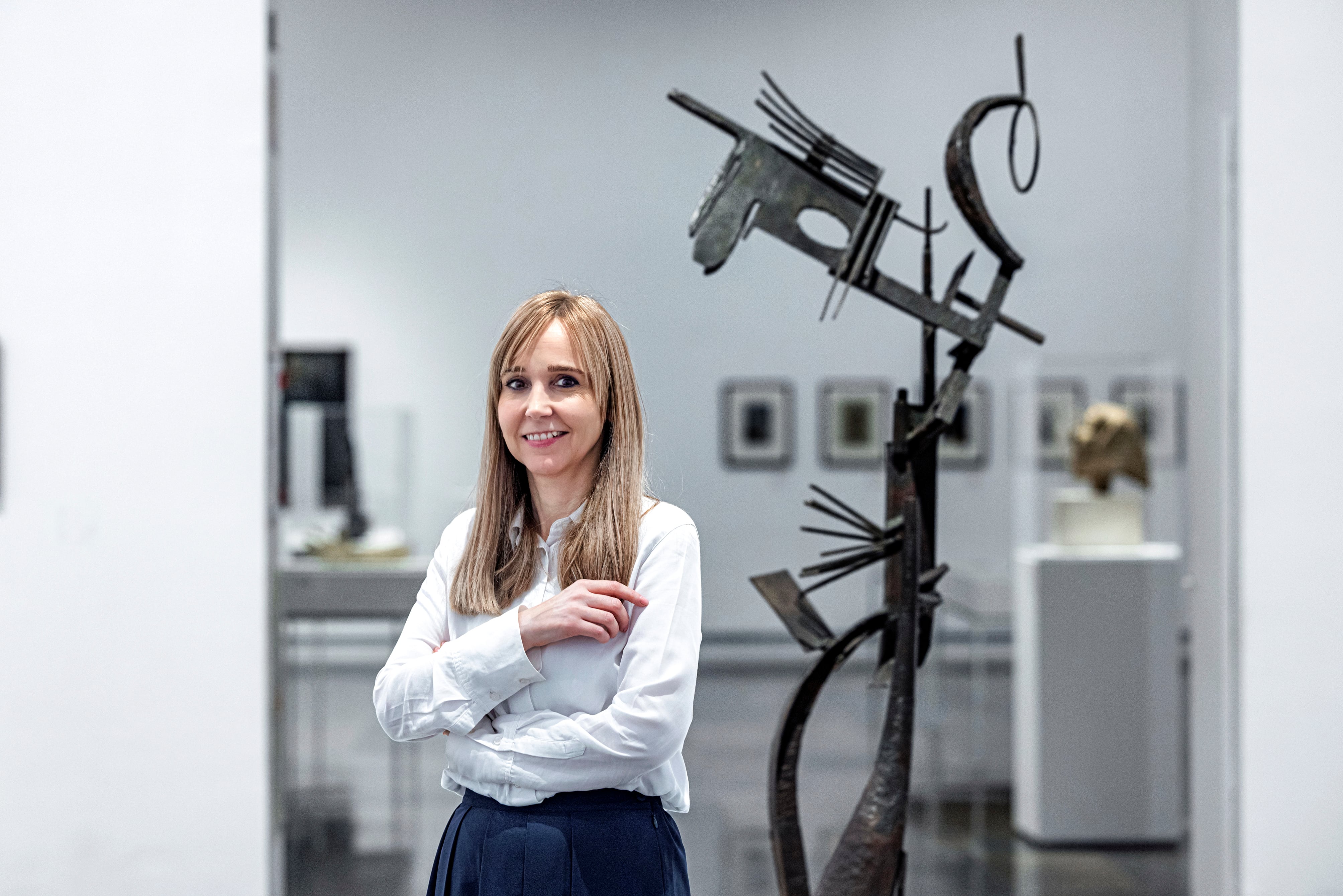 Blanca de la Torre, nueva directora del IVAM, en la sala dedicada a la obra del escultor Julio González.