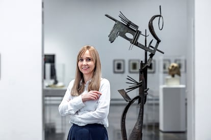 Blanca de la Torre, nueva directora del IVAM, en la sala dedicada a la obra del escultor Julio González.