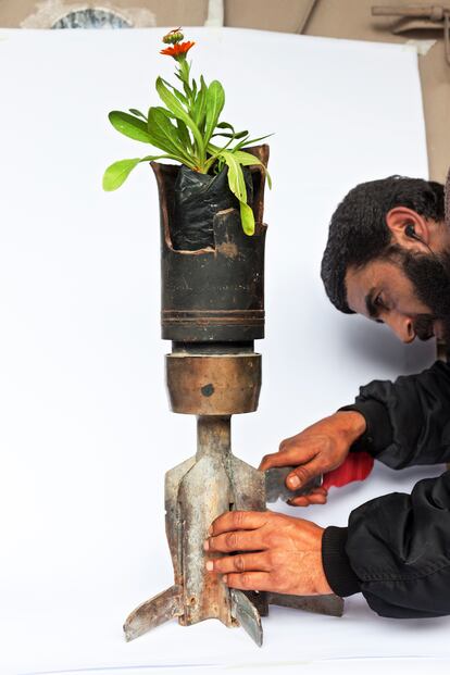 Taizir Abu Gharud (36 años), un coleccionista de bombas, prepara una de sus creaciones para la sesión fotográfica. Colecciona bombas desde la guerra de 2008. Compra las piezas a los habitantes del campo de refugiados donde vive. A veces incluso consigue piezas sin detonar que desmonta. Su pieza más grande es una bomba de 1,5 toneladas que compró por unos 130 dólares (febrero 2015). 