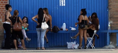 Varias prostitutas en la Colonia Marconi de Villaverde el pasado agosto. 