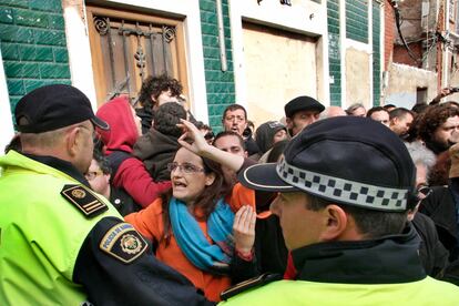 La diputada de Compromís Mònica Oltra discute con la policía local por el derribo de un edificio en El Cabanyal.