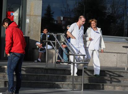 Sanitarios y ciudadanos en las inmediaciones del Hospital de La Paz.