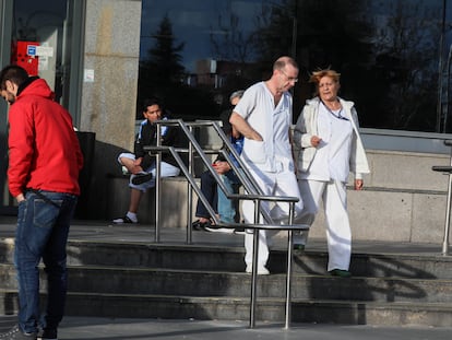 Sanitarios y ciudadanos en las inmediaciones del Hospital de La Paz.