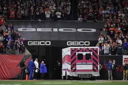 Los aficionados observan, de pie, como la ambulancia que traslada a Damar Hamlin abandona el estadio. 