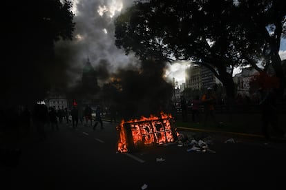 Los manifestantes instalaron barricadas en las inmediaciones del Congreso. 