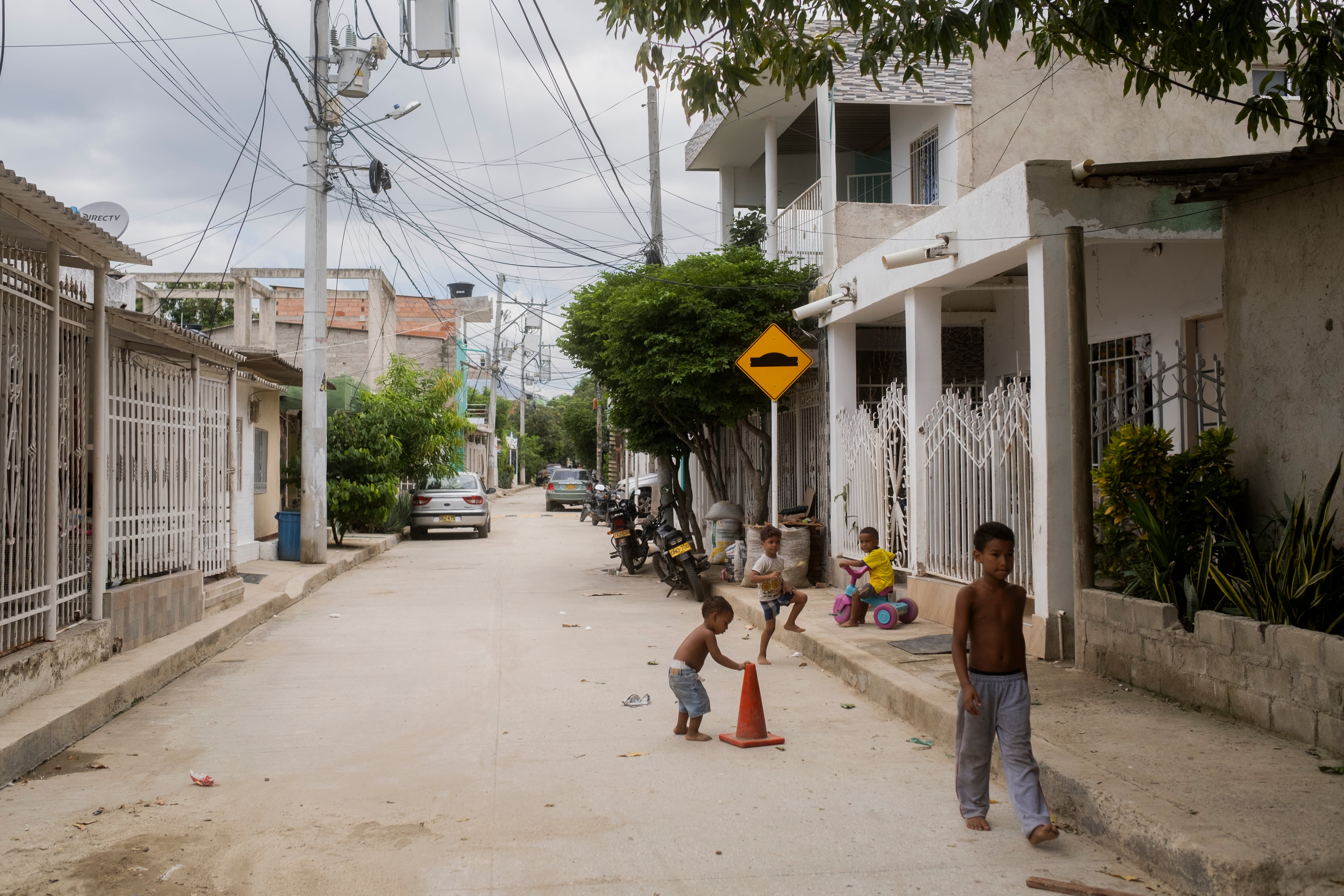 Niños juegan en una calle del barrio 11 de Noviembre, en Santa Marta, el 24 de septiembre.