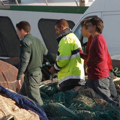 Agentes de la Guardia Civil en la cubierta del barco con el maquinista esposado, ayer.