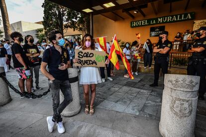 Partidarios de Vox en el hotel donde se alojó el líder del partido, Santigao Abascal, el pasado 24 de mayo en Ceuta.