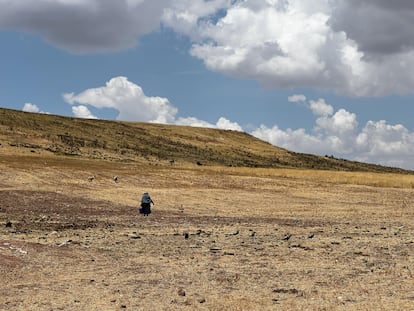 Una mujer regresa de recoger agua del río para el consumo en su casa de Wuancollo.