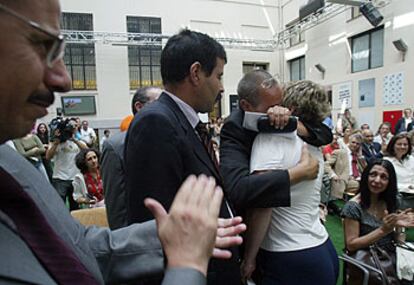 Mohammed Zerrouki, víctima de los atentados de Casablanca, abraza a Clara Escribano, herida en el 11-M.