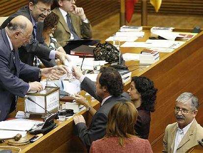 Joan Antoni Oltra, en la parte inferior derecha de la imagen, ayer, cuando iba a votar.