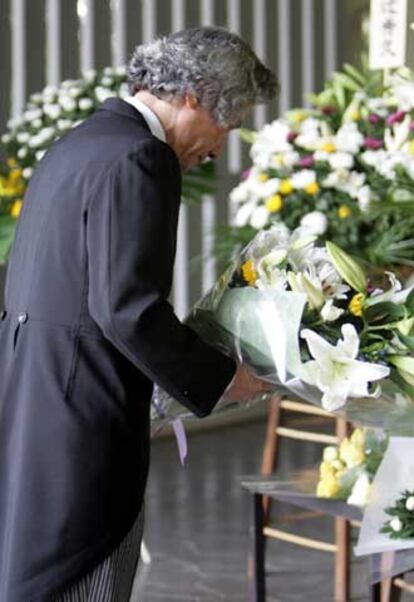 El primer ministro Koizumi en el Cementerio de Chidorigafuchi, donde yacen japoneses víctimas de la segunda guerra mundial.